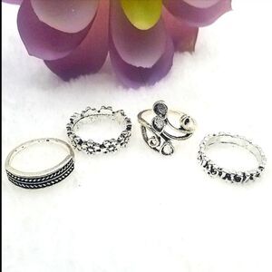 3/20❤Silver toned costume Jewelry rings set of 4.